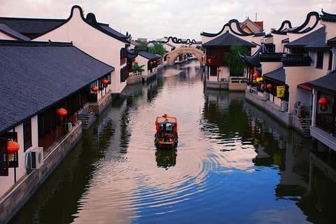Excursión privada de escala de Shanghái a Zhaojialou Water Town con lo más destacado de la ciudad