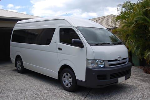 Charter Minivan Hi-Ace (14 sitsar) med chaufför vid 10-timmars användning