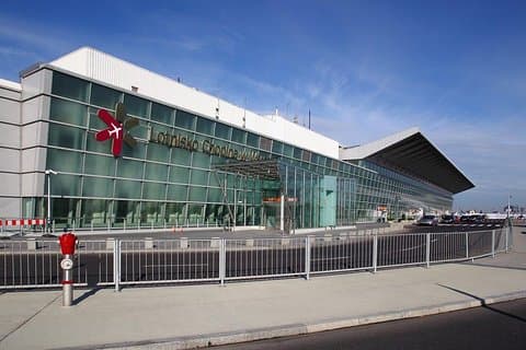 Private transfer with pick-up from Chopin Airport WAW to Warsaw city center