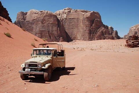 Wadi Rum Jeep Tour & Camp; Natten over