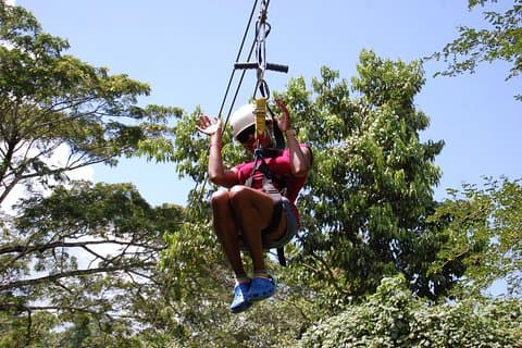 Ziplining Rio de Dunn cai Aventura de Ocho Rios