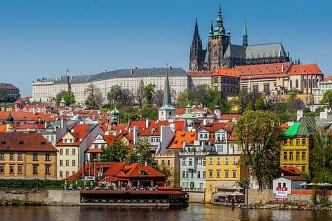 Tour privado de medio día a Praga en coche