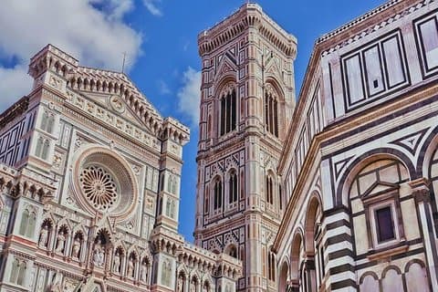 Parte superior del campanario de Giotto y todos los museos de la catedral de Florencia