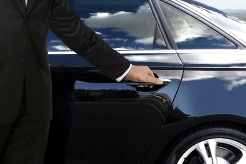 ツアーやビジネスのニーズに合わせた専用運転手とミニバン。