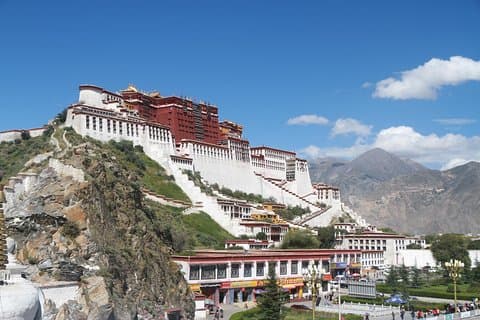 Nepal, Tibet & Bhutan tour starter og slutter i Kathmandu, besøg Lhasa, Paro & Thimpu