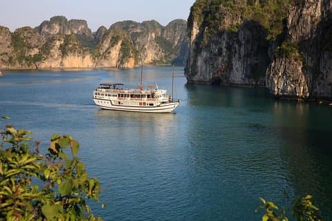 Bai Tu Lang boutique & budget cruise 2D: Kajak, svømning i uberørte paladser