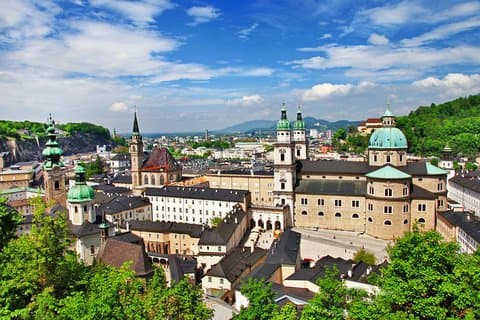 Private transfer Salzburg to Prague (4 hours stop in Hallstatt)