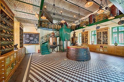 Budapest Tuk Tuk Tour with House of the Unicum Distillery Visit