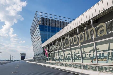 Trasferimento privato andata e ritorno dall'aeroporto di Warszawa-Okecie all'hotel di Warszawa