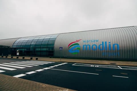 Trasferimento privato andata e ritorno dall'aeroporto di Warszawa-Modlin all'hotel di Warszawa