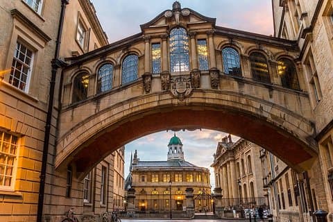 Transfert privé en taxi des étudiants de l'Université d'Oxford vers ou depuis l'aéroport d'Heathrow