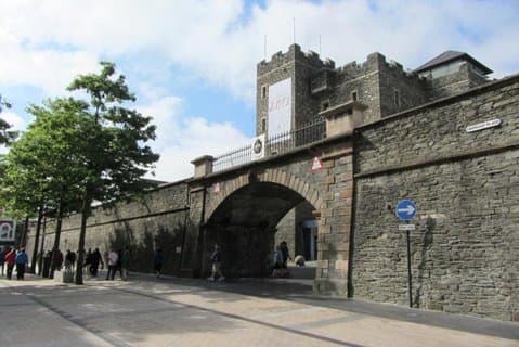 Tour privato di lusso di un'intera giornata a Derry Londonderry da Belfast