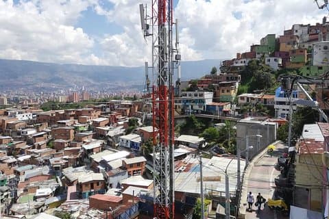 Comuna 13 & Cable Car Tour Medellín – Graffiti and Transformation