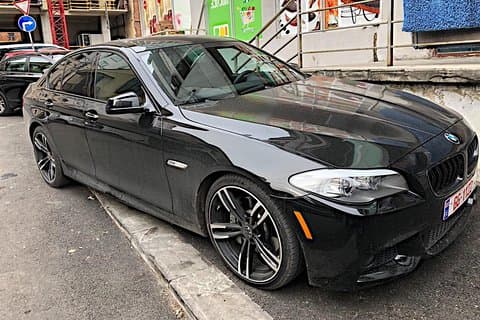 Transfer vom Flughafen Tbilisi mit einem BMW Luxusauto