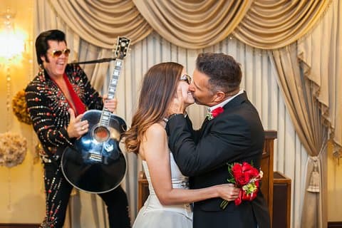 Bryllup eller løftefornyelse med Elvis-tema ved Graceland Wedding Chapel