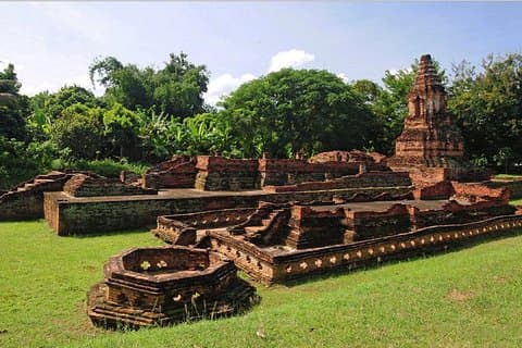 Descubre la ciudad antigua de Wiang Kum Kam con Wat Chiang Man Visita