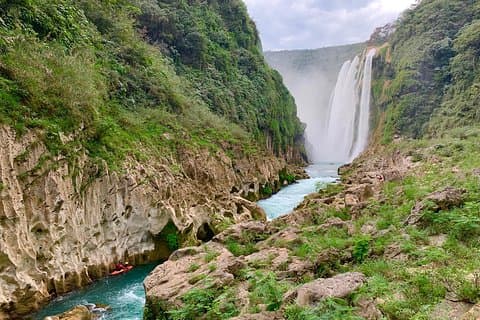 Tamulwaterval en watergrot op een houten kano