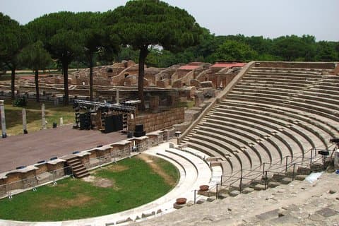Landudflugt fra Civitavecchia Port til Ostia & Cerveteri med Privat Driver
