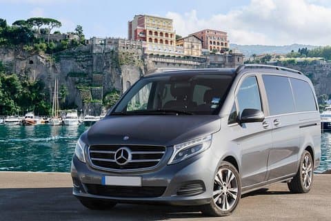 Privétransfer van Napels naar Sorrento of vice versa door Mercedes Van