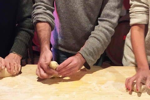 Pasta Making Class på et 12. århundrede vingård i det toscanske landskab