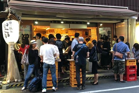 Privat Tokyo mat scene 6 timers erfaring: Depatika, gatemat, izakaya