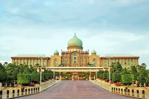 Putrajaya Highlights Tour: Iconic Bridges, Landmarks & Lunch