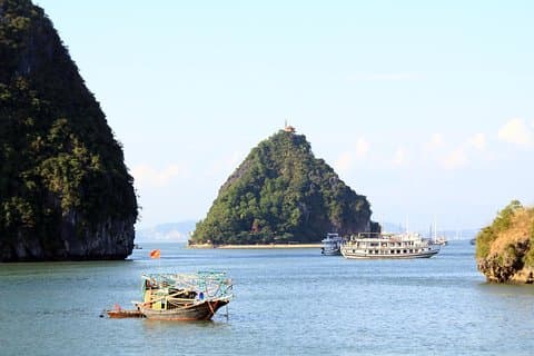 Halong Bay Cruise-dagtrip: Titop-eiland, verrassingsgrot, zwemmen, kajakken