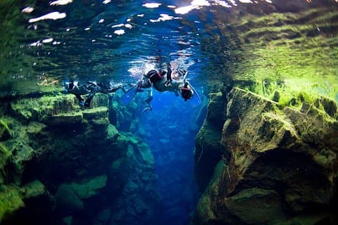 レイキャビクの水中写真でシルフラ裂け目シュノーケリング