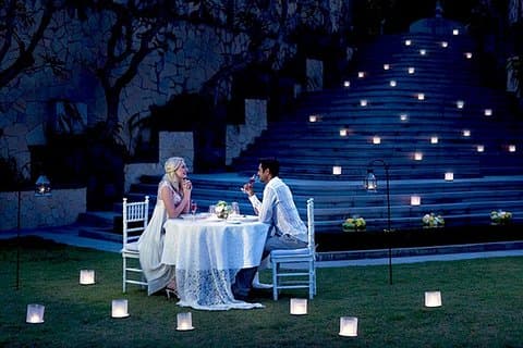 Cena romántica de lujo a la luz de las velas en el Sparkling Valley