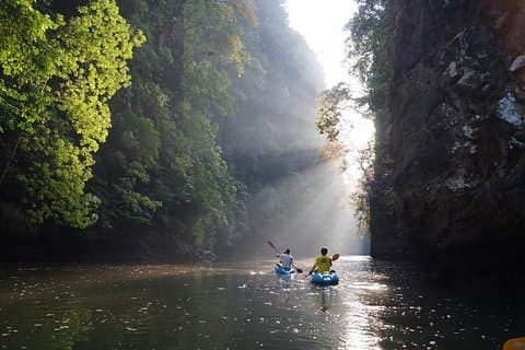 Ganztägiges Seekajak-Abenteuer in der Bucht von Ao Thalane ab Krabi