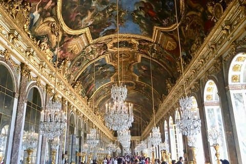 Versailles Palace & Marie-Antoinette's Estate Private Guided Tour with Lunch
