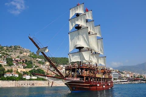 Gita in barca ad Alanya con bevande analcoliche illimitate e pranzo