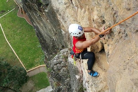 Halvdags guidet klippeklatring i Batu Caves, Malaysia