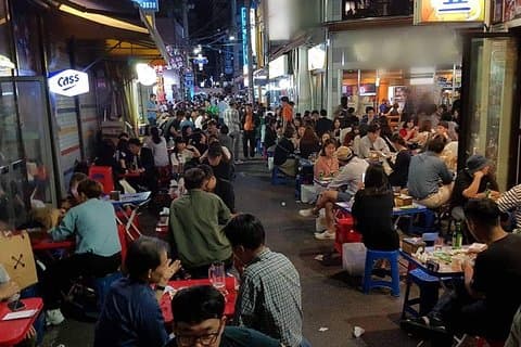 Drikker og spiser gjennom Seoul-strøkene