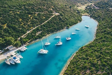 Halvdagsseiling på en komfortyacht rundt øyene Hvar og Pakleni - liten gruppe