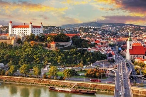 Transfert privé de Prague à Budapest avec escale à Bratislava, visite incluse
