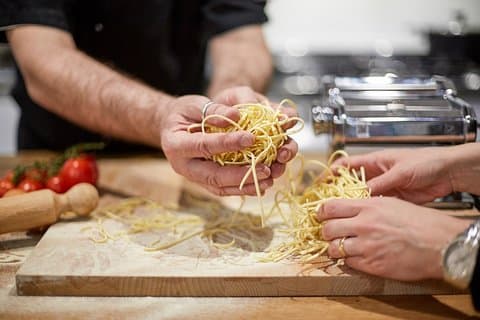 Clase de cocina de pasta fresca exclusiva con un chef veneciano