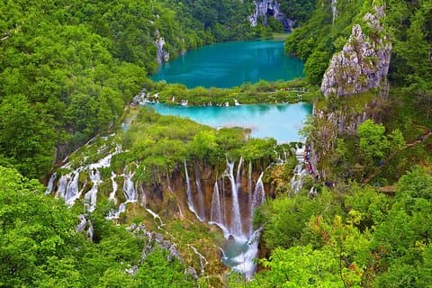 Traslado guiado de Zagreb a Split con parada en los lagos de Plitvice