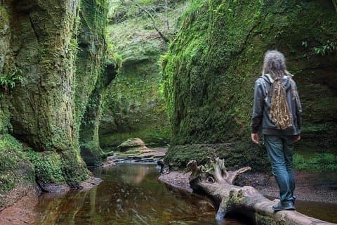 Finn en skjult Glen i Skottlands skog