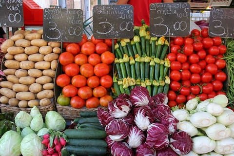 Private market tour, lunch or dinner and cooking demo in Pienza
