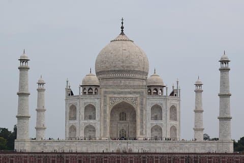 Taj Mahal-Ansicht am Freitag von Mehtabh Bagh. Tagestour startet von Delhi mit dem Auto