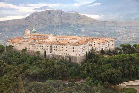 Excursion privée d'une journée à l'abbaye de Montecassino et Gaeta au départ de Rome avec déjeuner