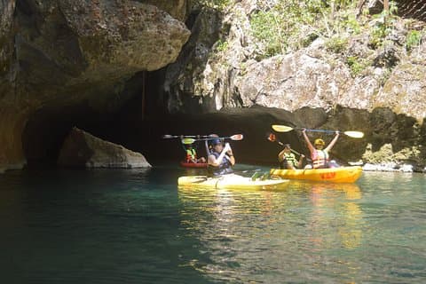 Cave-tube eller kajak och Ziplining med upphämtning från Ambergris Caye