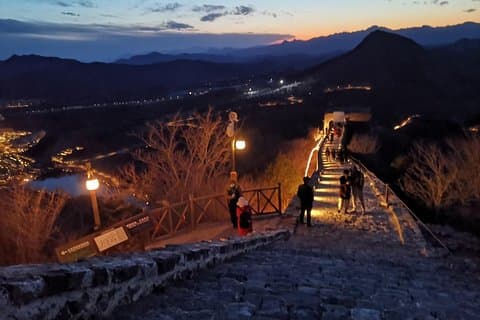 Upplyst Great Wall Tour till Simatai Section och Gubei Water Town med middag