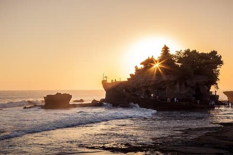 Visite des temples célèbres avec coucher de soleil sur Tanah Lot