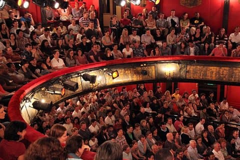 Paris night out: Komedie på Engelsk 'How to Become a Parisian?'