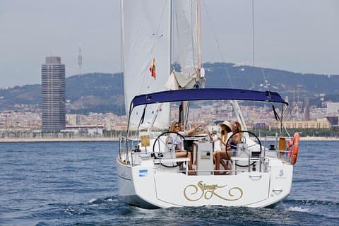 2 - Uur durende zeiltocht in Barcelona met open bar en snacks
