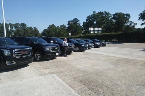 Zwarte auto SUV Enkele reis IAH Airport naar Galleria, Houston, TX.