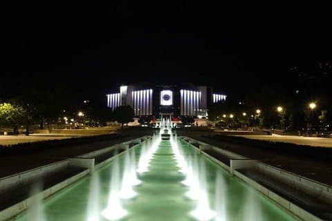 夜のパノラマツアーでのソフィアとディナーと民間のショー