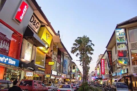 Kuta District Shopping Trip mit Spa Massage